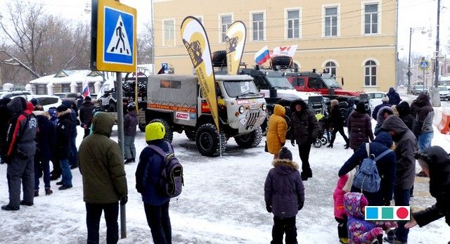 Участники экспедиции передвигаются на четырёх внедорожниках: два российских вездехода «Шаман», модифицированный УАЗ, а также специализированный квадроцикл.