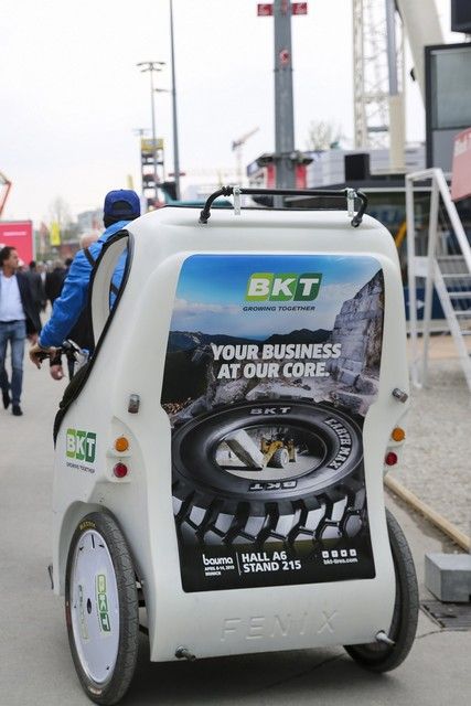 BKT выделяется своим парком бесплатных велорикш с символикой: они курсируют по всей выставочной территории, помогая посетителям добраться в нужное место