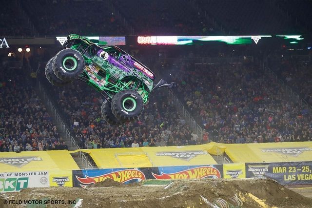 Только специально созданная шина Monster Jam способна выдерживать невероятные нагрузки на протяжении всего представления, обеспечивая при этом исключительные характеристики