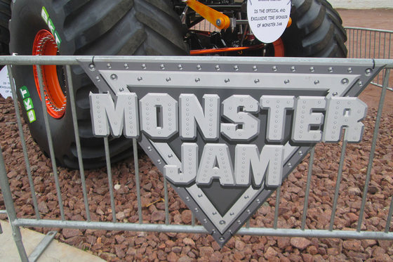 Monster Jam обладает столь же увлекательным, полным энтузиазма и энергии стилем, как и BKT.