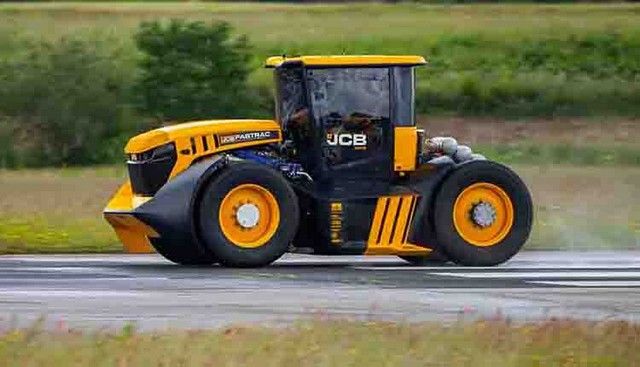 Для установления рекорда на трактор были установлены 7,2-литровый двигатель и новые тормоза, а шины предоставила компания BKT, которая является одним из партнеров JCB.