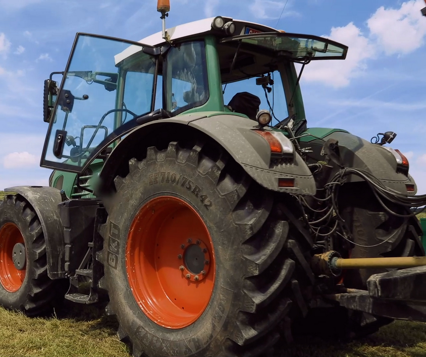 Трактор на шинах BKT AGRIMAX FORCE культивирует почву. Благодаря технологии IF шина работает при более низком давлении воздуха.