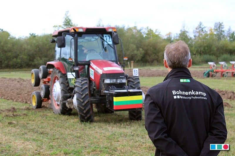 Победитель соревнований пахарей в Литве – на тракторе с шинами BKT от Bohnenkamp
